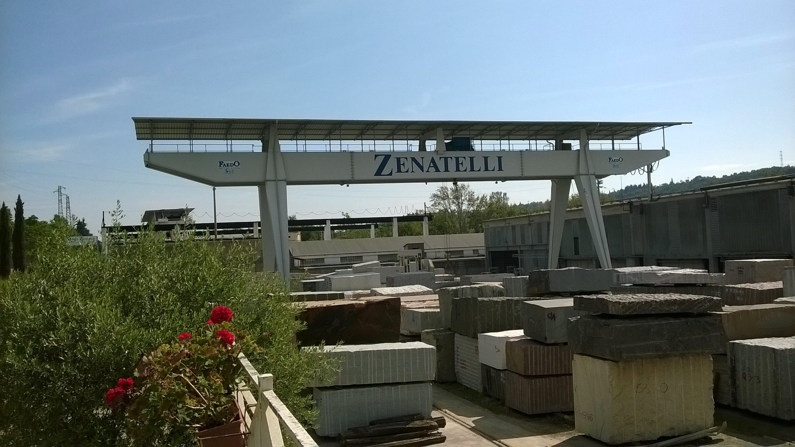 Il piazzale blocchi di Marmi Zenatelli a Volargne, con il carroponte marchiato Zenatelli